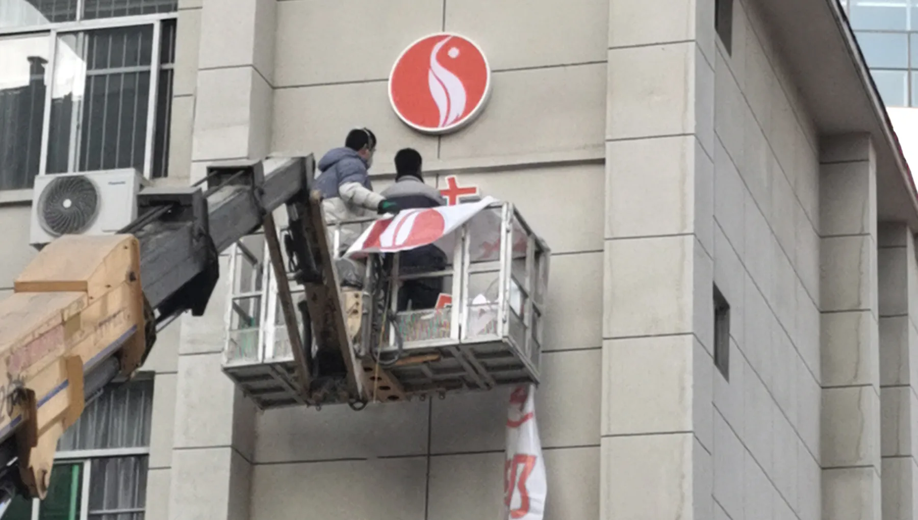 商洛中医院导视深化与安装现场 11